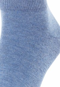 Calcetín de mezcla de algodón en un suave color azul claro, que muestra una textura suave, un borde acanalado en la parte superior y un diseño de talón reforzado.