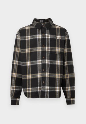 Μαύρο πουκάμισο με κουμπιά και μακριά μανίκια, με σχέδιο καρό σε μπεζ, λευκό και γκρι, και μία τσέπη στο στήθος αριστερά.