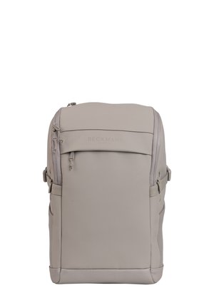 Lys grå rektangulær ryggsekk med glidelåslommer, sidestropper og subtil "Beckmann"-merke på frontpanelet.