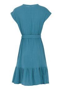 Teal jurk tot de knie met een geplooid ontwerp, korte mouwen, een stoffen riem en een uitlopende gerimpelde zoom aan de onderkant.