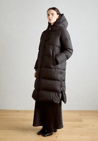 Marc O'Polo PUFFER COAT WITH HOOD SIDE SLITS WITH ZIPPER WELT POCKETS BACKPACK BELTS - Páperový kabát - black
