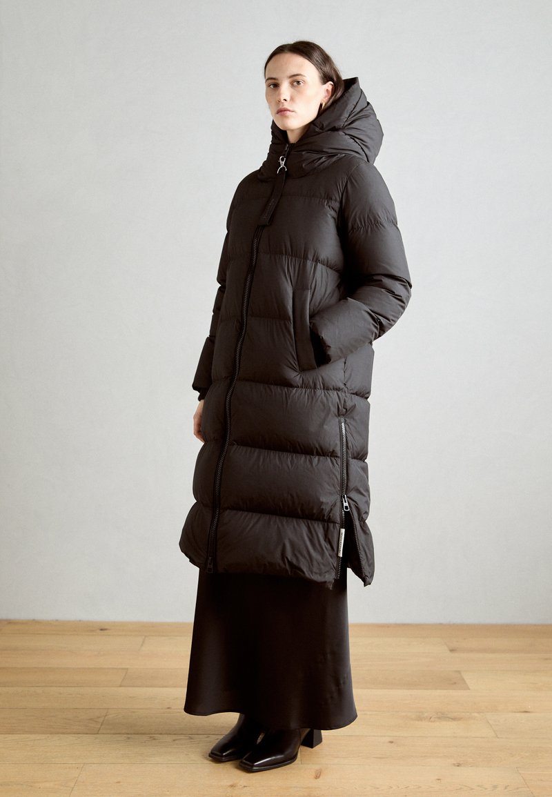 Marc O'Polo PUFFER COAT WITH HOOD SIDE SLITS WITH ZIPPER WELT POCKETS BACKPACK BELTS - Páperový kabát - black