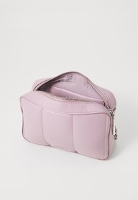Borsa a tracolla in pelle rosa con un design imbottito, chiusura a zip e hardware in argento. L'interno è dotato di una foderatura liscia e scomparti organizzati.