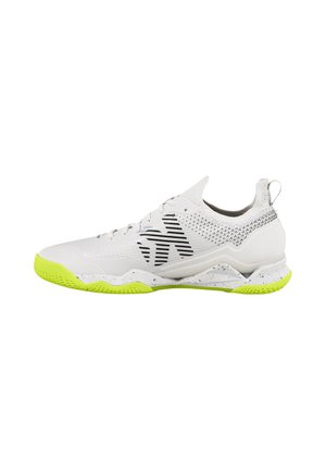 Weißer Sportschuh mit schwarzem Seitenmuster, Mesh-Obermaterial und neon-gelber Sohle, von der linken Seite auf weißem Hintergrund gezeigt.