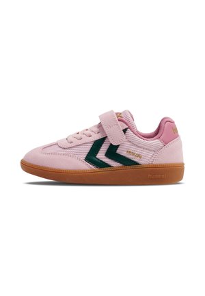 Pinker Sneaker mit weichem Wildleder-Obermaterial, grünem Chevron-Design, Klettverschluss und brauner Gummisohle. Enthält strukturierte Stoffdetails und Logo.