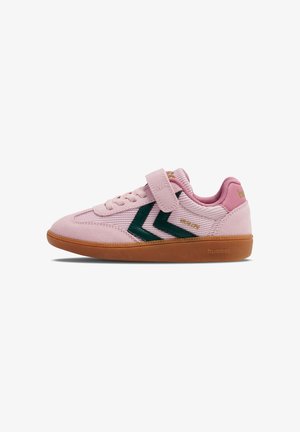 Pink sneakers med blødt ruskindsoverdel, grøn chevron-design, velcrolukning og gummisål. Inkluderer teksturerede stofdetaljer og logo.