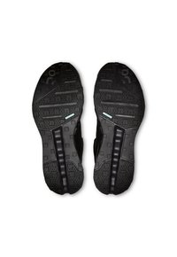 Chaussures de sport noires avec des semelles en caoutchouc texturé et un motif de crampons robuste. Présente un accent bleu clair sur la semelle intermédiaire.