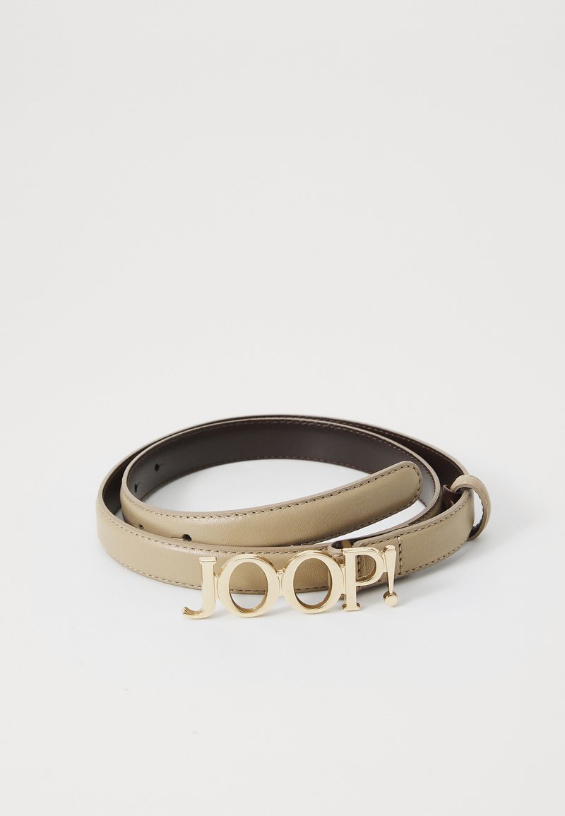 Cinto de couro bege com fivela dourada em forma de "JOOP!", textura suave, design de dupla alça e forro interior castanho.