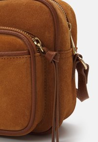Zign LEATHER - Torba preko tijela - cognac