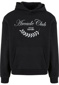 Černá mikina z bavlněné směsi s přední kapsou, kapucí na šňůrku a bílým grafickým textem "Arcade Club Virtual Domain" s designem listu.