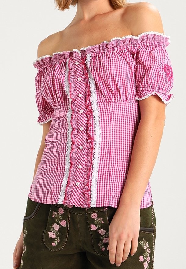 Blusa off-shoulder a righe rosa e bianche con bordi in pizzo, bottoni, maniche a sbuffo, indossata con pantaloni ricamati verdi scuri.