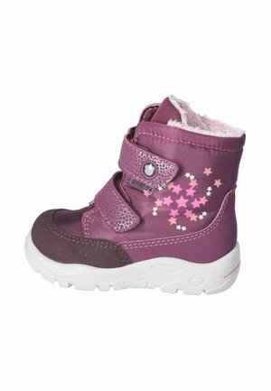 Bota de invierno infantil morada con suela blanca, dos correas de velcro, patrón de estrellas rosas y un suave forro de polar rosa.