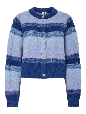 Cardigan tricoté rayé bleu et violet, avec des câbles texturés et des boutons en argent scintillant, doté d'un col rond et d'une longueur cropped.