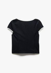 Sort t-shirt med korte ærmer og lodrette hvide striber. Har en rund halsudskæring med blondekant langs kraven og ærmerne.