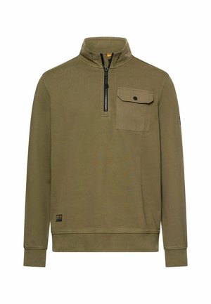 Olivengroen pullover met kwartrits, hoge kraag, borstzak met knopen, geribbelde manchetten en zoom, en klein label aan de voorkant.