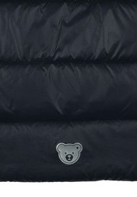 Marineblauer Pufferjacke mit gestepptem Design, ausgestattet mit einem kleinen silbernen Bärenlogo auf der unteren linken Seite. Glattes, leichtes Material.