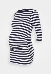 Pruhované těhotenské šaty v námořnické modři a bílé, s úzkým střihem, tříčtvrtečními rukávy a jemným materiálem, který zvýrazňuje rostoucí bříško.