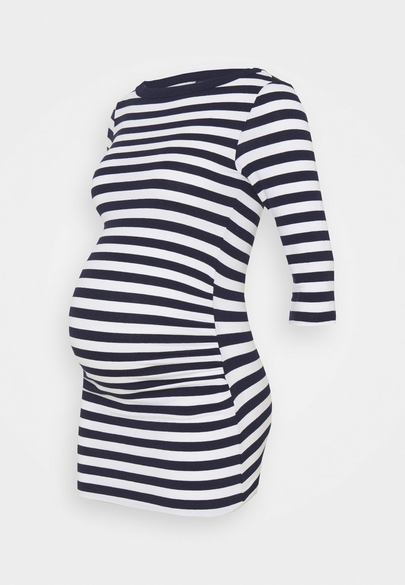 Pruhované těhotenské šaty v námořnické modři a bílé, s úzkým střihem, tříčtvrtečními rukávy a jemným materiálem, který zvýrazňuje rostoucí bříško.