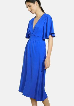 Abito blu con scollatura a V profonda e maniche a volant, realizzato in un materiale fluido. Presenta una vita arricciata e una gonna all'altezza del ginocchio.