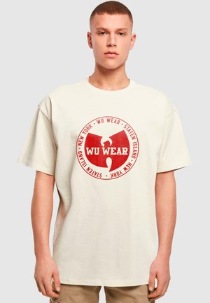 Cremfarbener Baumwoll-T-Shirt mit einem roten kreisförmigen Grafik, die "Wu Wear" und Standortdetails in einer fetten Schriftart zeigt, mit legerem Schnitt und kurzen Ärmeln.