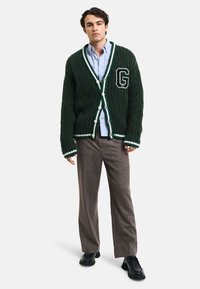 GANT SEASONAL G CABLE V-NECK - Casaco de malha - tartan green