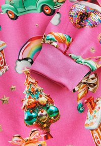 Tessuto rosa con illustrazioni colorate di un'auto d'epoca, arcobaleno, disco ball, albero decorato e scatole regalo, con polsini elasticizzati e texturizzati.