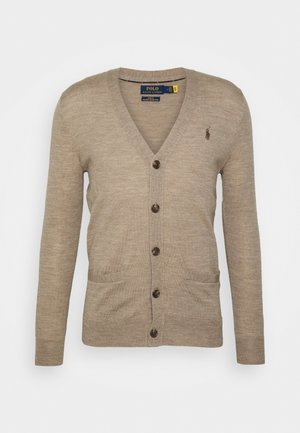 Jasnobrązowy kardigan z dekoltem w serek, z pięcioma guzikami, dwoma przednimi kieszeniami oraz małym haftowanym logo na lewej piersi.