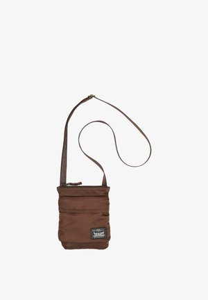 Brun stof crossbody-taske med justerbar rem og Levi Strauss & Co. logo-badge på frontens nederste højre hjørne.