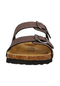 Glittriga rosa sandaler med två justerbara silverbuckles, korkfotbädd och en svart gummisula, som har en platt design och texturerad yta.