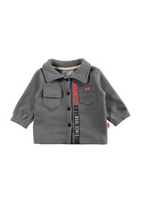 Veste en polaire grise avec col, fermeture à boutons, deux poches poitrine et lettrage rouge. Comprend un écusson Union Jack et des manches élastiquées.