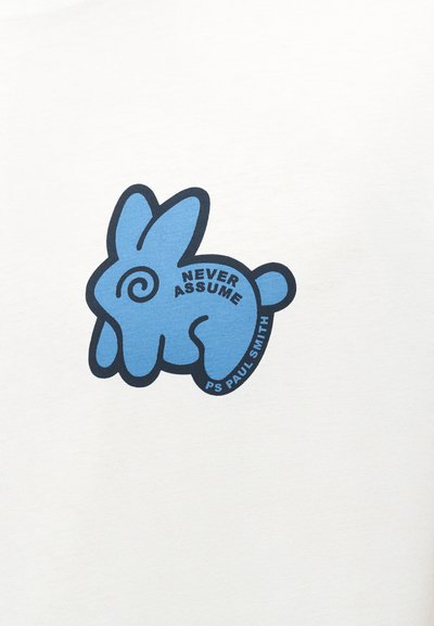 Μπλε γραφικό κουνέλι με σπειροειδές μάτι και κείμενο "NEVER ASSUME PS PAUL SMITH" σε λευκό φόντο υφάσματος.
