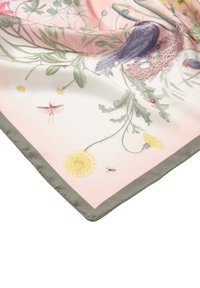 Écharpe en soie mettant en avant un motif floral avec des oiseaux et des insectes, principalement en rose, vert et jaune, bordée d'un contour gris.