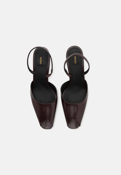 Bordeaux slingback stilethæle med åben tå, glat lædermateriale, minimalisk design og slanke ankelremme. Sorte indersåler og accenter.