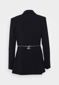 Czarna marynarka o dopasowanym kroju z zamkiem błyskawicznym w srebrnym kolorze z tyłu i długimi rękawami, prezentowana na jednolitym białym tle.