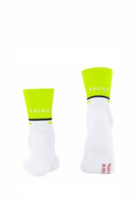 Calze sportive bianche con polsini a coste giallo neon, caratterizzate da una banda scura a contrasto e dal logo "FALKE" sui lati. Testo rosso sulla suola.