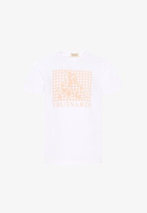 T-shirt bianca a maniche corte con quadrato a quadretti color pesca, grafica di cavallo e cavaliere e scritta "TRUSSARDI" sul davanti.