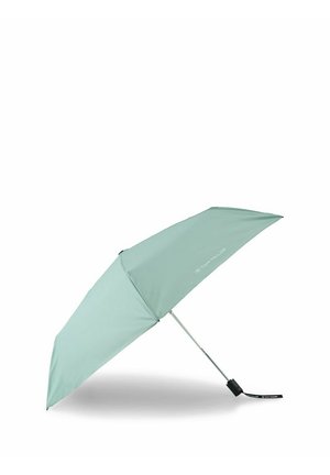 Parapluie vert clair avec un canopy incurvé, cadre en métal argenté et une poignée noire avec une sangle. Texture lisse, design compact.