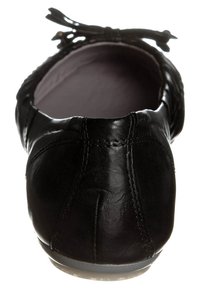 Svart läderballettklack med rund tå, slät textur och subtila sömdetaljer. Justerbar rosett som accent fram.