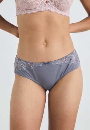 Grijze damesonderbroek met kant aan de tailleband, met bloemmotieven. Glad materiaal met een semi-doorzichtige textuur bij de randen.