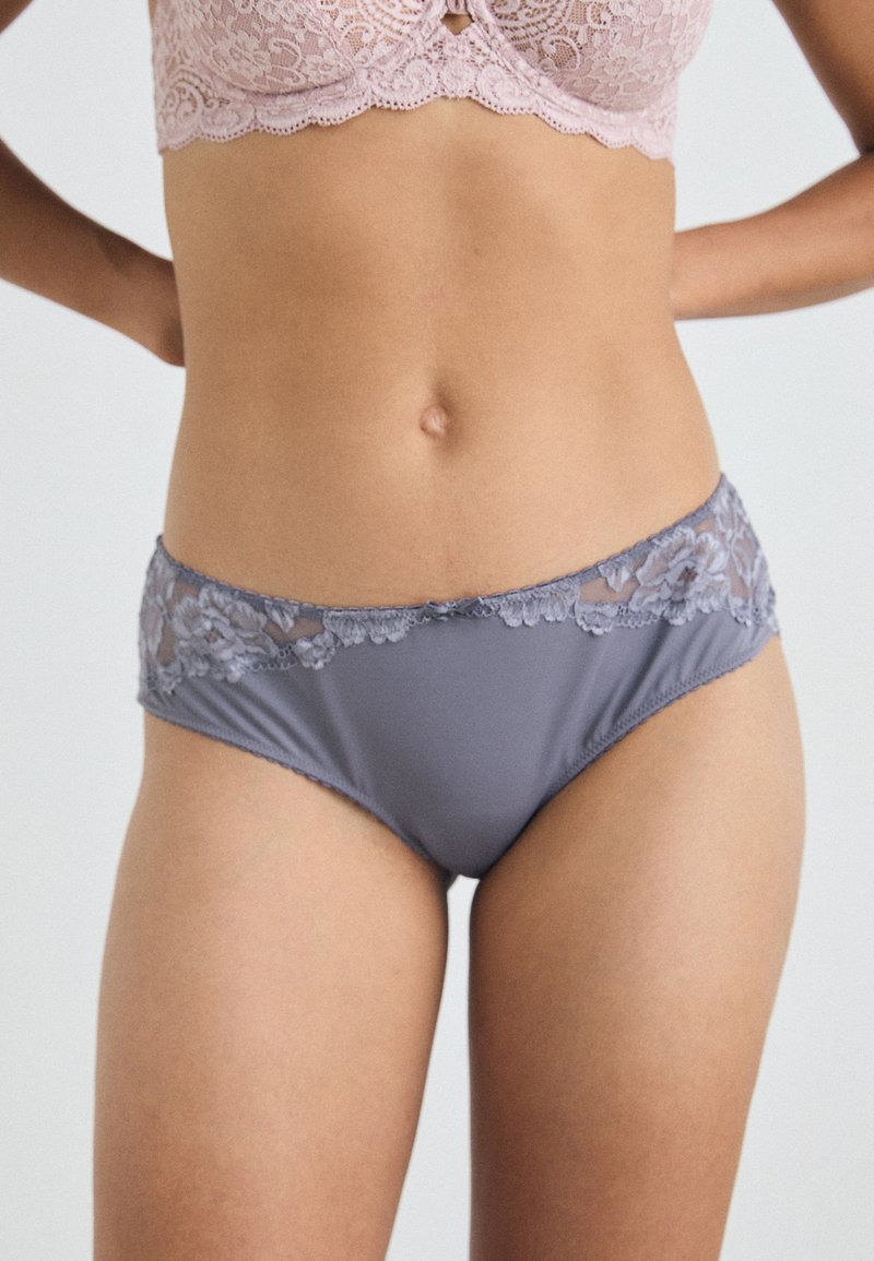 Grijze damesonderbroek met kant aan de tailleband, met bloemmotieven. Glad materiaal met een semi-doorzichtige textuur bij de randen.