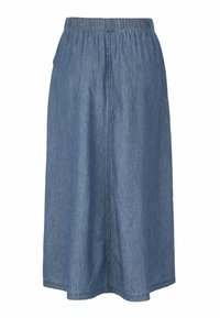 Jeanskjol med elastisk midja, knälång design och ljusblå färg med en slät textur och enkla sömnadsdetaljer.