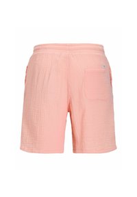 Ροζ υφασμάτινα σορτς με ελαστική μέση και μια τσέπη με πατς στη δεξιά πλευρά.