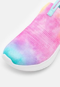 Baskets sans lacets avec une tige en tricot multicolore présentant un dégradé de rose, violet et bleu ; semelle en caoutchouc blanche et détails en bleu clair.