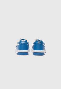 Blauwe leren sneakers met een witte tussenzool, met een achterlogo, ronde neus en textuurdetails op het bovenwerk.