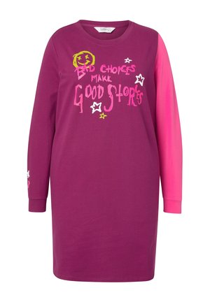 Langärmliges Kleid in Lila mit einem pinken Ärmel. Verziert mit verspieltem Text und Grafiken in Weiß, Gelb und Pink. Hergestellt aus weichem Baumwollmaterial.