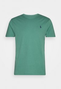 Grön kortärmad t-shirt med rund halsringning och liten mörk polo-spelare broderad på vänster bröst.