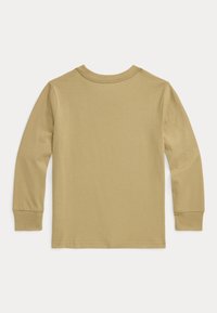 Koszula z długim rękawem w jednolitym jasnobrązowym kolorze. Wykonana z miękkiego materiału z okrągłym dekoltem i ściągaczami na rękawach. Gładka faktura, bez wzorów.