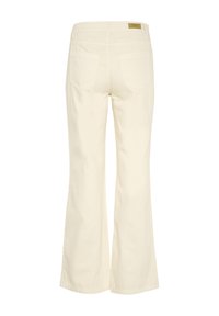 Pantalones de campana color crema con una textura suave, que cuentan con dos bolsillos traseros y una etiqueta con el logotipo cosida en la cintura.