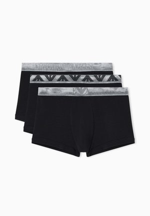 Tre paia di boxer neri impilati, ciascuno con una cintura argento che presenta il logo e il testo Emporio Armani.