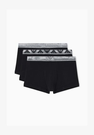 Tre paia di boxer neri impilati, ciascuno con una cintura argento che presenta il logo e il testo Emporio Armani.